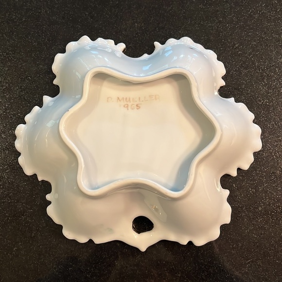 Beautiful Vintage Hand Painted Plate with Ruffled edges and Gold Trim - Picture 7 of 8